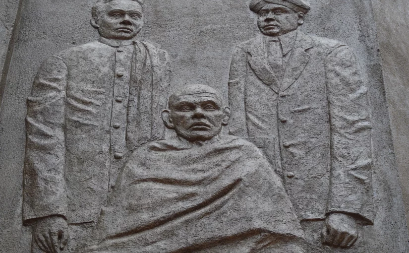 Asan, Narayana Guru and Dr Palpu: Bass relief by Chavara Vijayan at Kayikara
