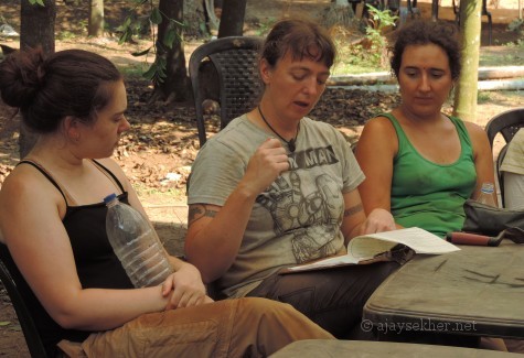 Prof (Dr) Wendy Morrison discussing the excavations with her students from Oxford University at Pattanam.
