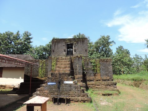 Madatil Appan shrine at Uliyanur. The Linga was installed by Parasurama according to legend. The current laterite structures were constructed some 50 years ago.