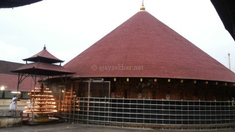Vatta Kovil or Vattadage or rounded sanctorum at Vaikam; exactly like a well rounded Stupa. Vattams and Mukal Vattams or apsidal or Gajaprishta style are reminiscent of Buddhist Stupa and Chaitya architecture. Vattams are abundant in Kerala and Ceylon.