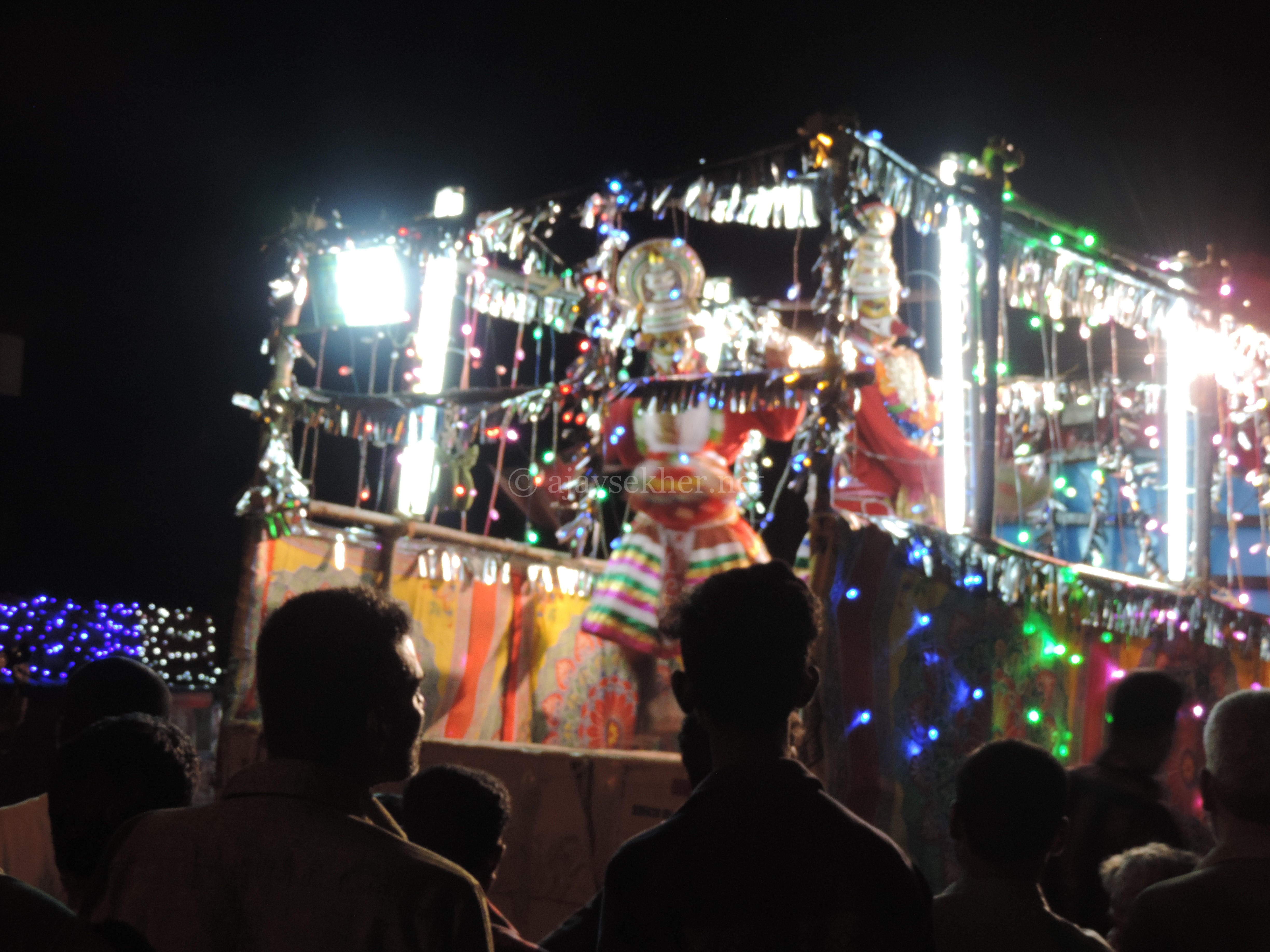 Paravis coming and performing on the Chadu or cart. Pallypuratu Kavu, Kottayam, 24 Apl 2016